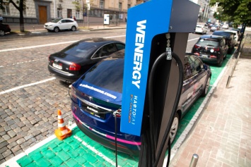 Парковки в центре Киева начали оснащать зарядными станциями для электромобилей