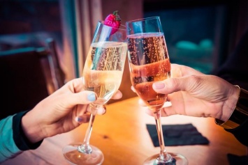День рождения романтичного напитка: что празднуют в мире