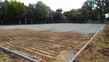 В Станице Луганской реконструируют площадку для мини-футбола