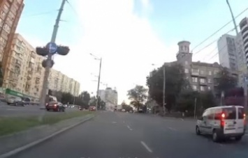 В Киеве мотоциклист отметился дерзкой выходкой на дороге - это могло стоить жизни (видео)