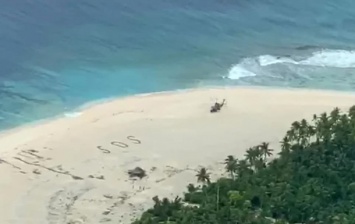 В Тихом океане спасли людей благодаря надписи SOS на песке
