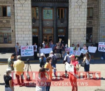 В центре Киева прошел митинг против сетей 5G