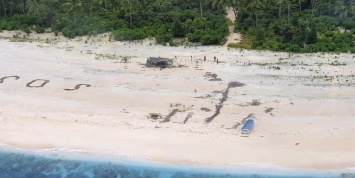 Трех моряков нашли на необитаемом острове в Тихом океане благодаря надписи SOS