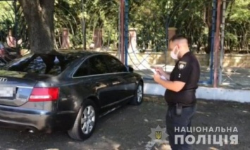 В Одессе в автомобиль местного жителя бросили две гранаты, в результате взрыва никто не пострадал