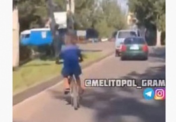 В Мелитополе ребенок на велосипеде устроил гонки в потоке машин (видео)