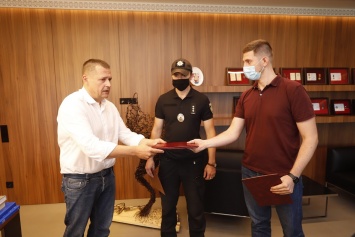 Борис Филатов наградил полицейского и инспекторов благоустройства, которые задержали обидчика женщины на Европейской площади