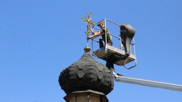 В запорожской части на храме установили накупольный крест - фото