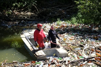 На Закарпатье почти неделю расчищают от мусора реку