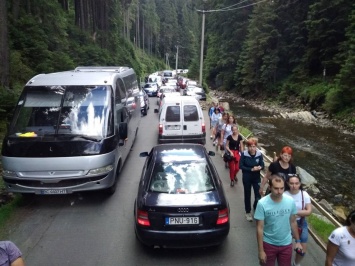 В Карпатах туристы застряли в километровых пробках на подъезде к Синевиру и водопадам. Фото и видео