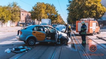 В Днепре на Михаила Грушевского Chevrolet службы Uklon «зацепил» Subaru и влетел в столб: поиск свидетелей