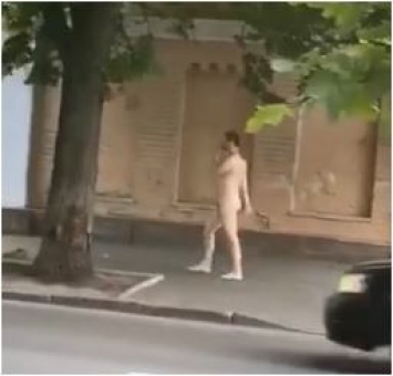 В Киеве по Крепостному переулку гуляет голый мужчина: видео