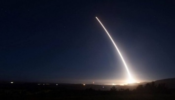 США испытали межконтинентальную ракету, способную нести ядерные заряды