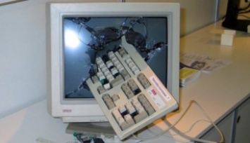 В Запорожье из окна выбросили персональный компьютер (ВИДЕО)