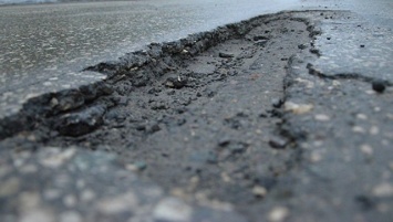 Берегите ноги и авто: на одной из улиц Запорожья провалился асфальт (ФОТО)