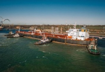 «Укртранснафта» разгружает шестой танкер с нефтью для Беларуси