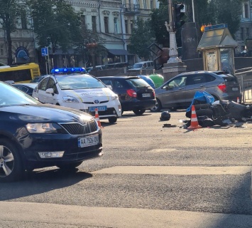 В центре Киева доставщик пиццы попал под колеса двух автомобилей. Фото