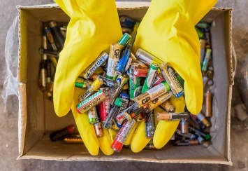Спасти ежиков и кротов: полтонны использованных батареек отправили из Одесской области на переработку в Румынию
