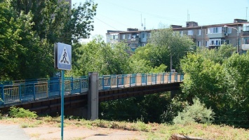 Жители центра Запорожья просят решить проблему опасного моста