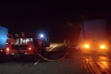 Пожар возле АЗС: под Кривым Рогом ночью горели 4, 5 тонны угля в грузовом автомобиле с прицепом