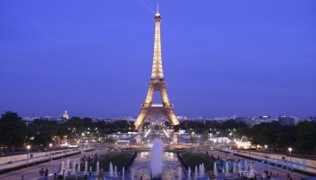 В Париже погасили огни Эйфелевой башни в память о жертвах в Бейруте