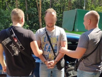 Под Киевом водитель устроил стрельбу возле остановки, ранена женщина