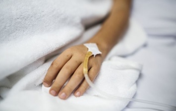 Ребенок с синяками попал в реанимацию: врачи удивились, что дело не в избиении