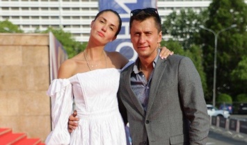 Агата Муцениеце заявила, что Павел Прилучный до сих пор признается ей в любви
