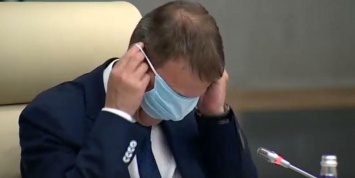Мэр Барнаула попытался надеть медицинскую маску вместо очков