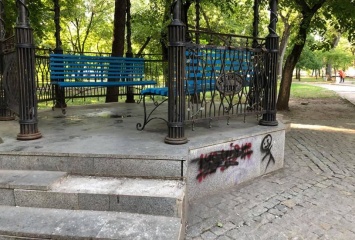 В Запорожской области вандалы изуродовали популярный парк - фото