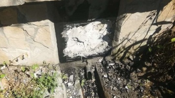 Возле Покрова вандалы разбили памятную плиту на Казацком источнике
