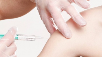 Правительство США одобрило тестовую вакцину против COVID-19