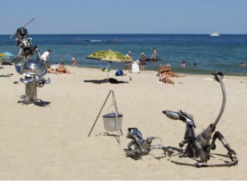 Уникальные фигуры из вторсырья украсили одесский пляж на 13 ст. Большого Фонтана