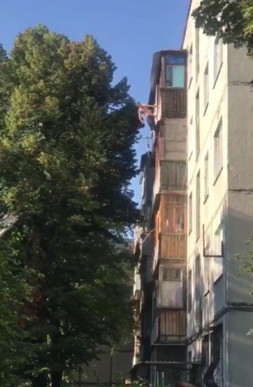Харьковские медики спасли мужчину в наркотическом опьянении, пытавшегося прыгнуть с балкона, - ВИДЕО