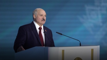 Лукашенко заявил, что "не побежит" из страны и готов защищаться