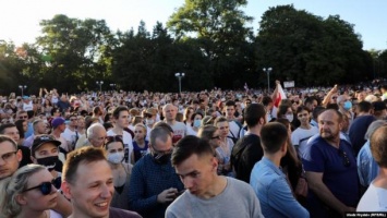 В Минске тысячи людей, несмотря на отмену митинга пришли на встречу с Тихановской