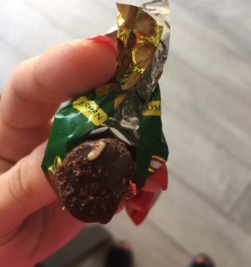 В Запорожской области женщина купила конфеты с отвратительным сюрпризом внутри (ФОТО)