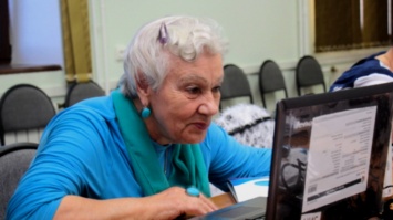 Пожилым жителям Днепропетровщины предлагают "по дешевки" выучить иностранный язык. Что это в реальности