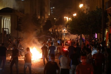 В Бейруте вспыхнули протесты из-за мощного взрыва в порту (фото)