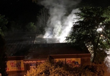 Ночью в Кривом Роге горел супермаркет: огонь уничтожил товар на складе