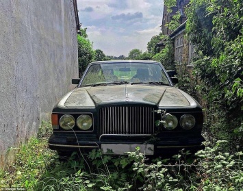 Фотограф обнаружил особняк с заброшенным Bentley и другими авто