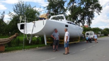 Капитан казацкой чайки в селе под Львовом построил 14-метровую яхту и мечтает о кругосветном путешествии