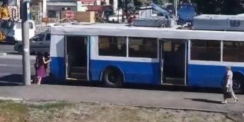 В Брянске пассажирки завели троллейбус с толкача