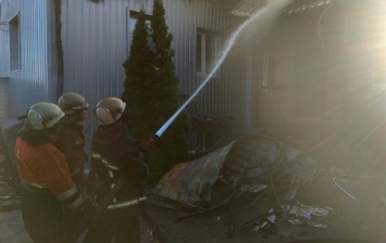 В Харькове всю ночь тушили пожар в цеху
