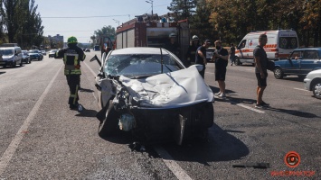 В Днепре на Набережной Заводской столкнулись манипулятор и Hyundai с несовершеннолетним за рулем: пострадали две девушки
