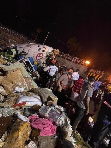 Число жертв жесткой посадки самолета из Дубая в Индии выросло до 15 человек