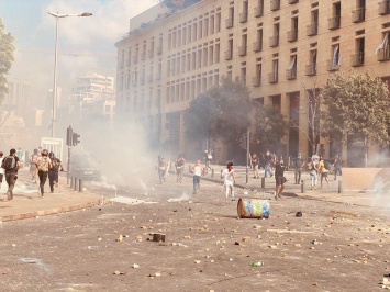 В Бейруте вспыхнули беспорядки, полиция применила газ, ранены 60 человек. Фото и видео