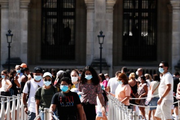 Коронавирус наступает: в Париже введут обязательное ношение масок на улице