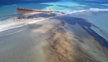 На острове Маврикий объявили ЧП из-за аварии танкера и утечка нефти