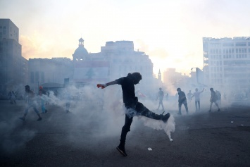 Бейрут: полиция выбила демонстрантов из зданий министерств