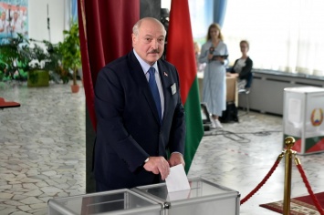 Лукашенко проголосовал на президентских выборах в Беларуси (фото)